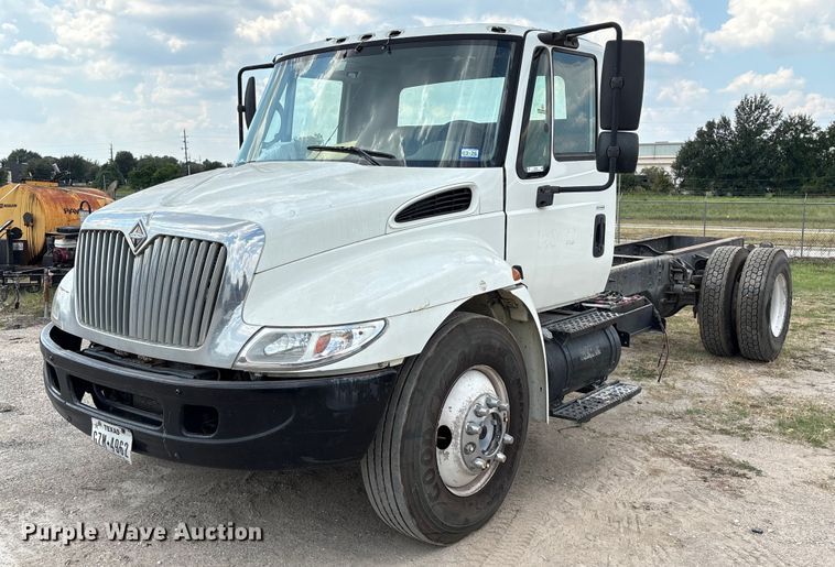 2003 International 4300 truck cab and chassis - EU7027