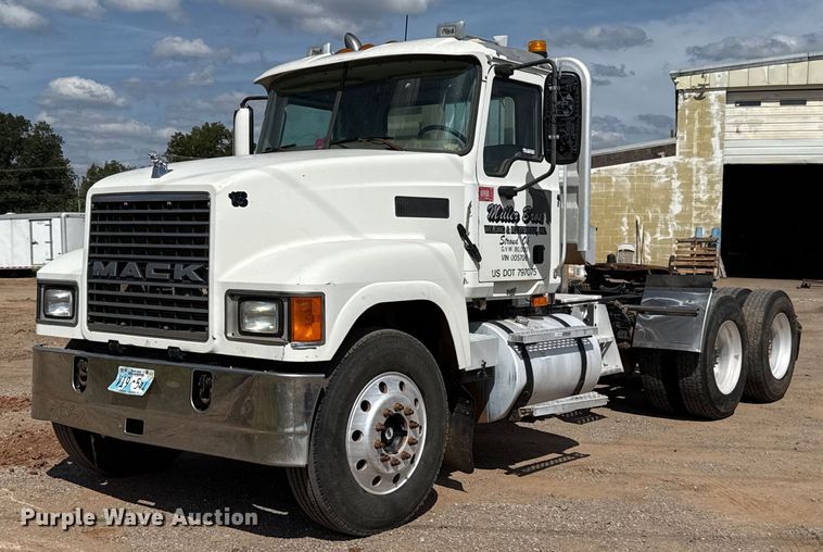 2006 Mack CHN613 semi truck - GH9388