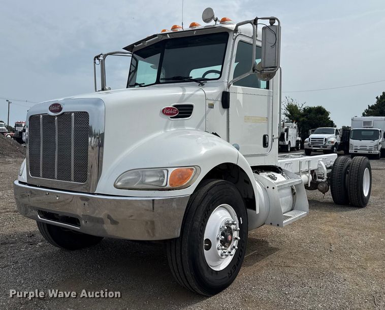 2014 Peterbilt 337 truck cab and chassis - NU9607