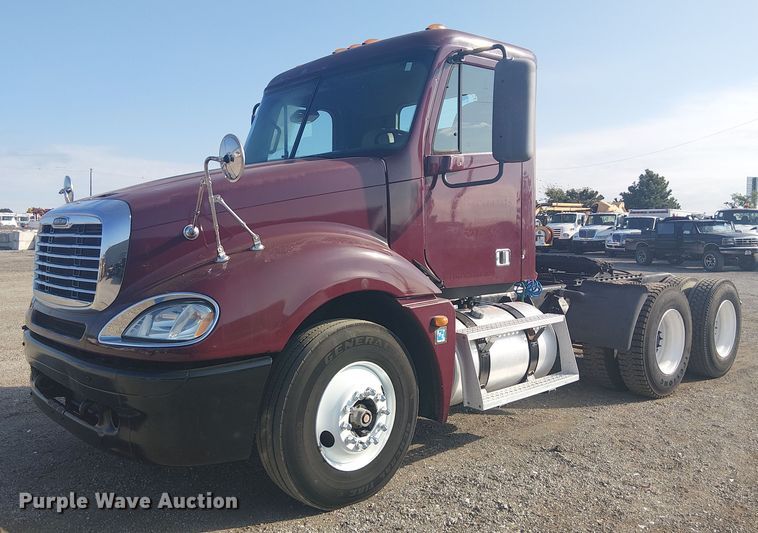 2004 Freightliner Columbia semi truck - NU9740
