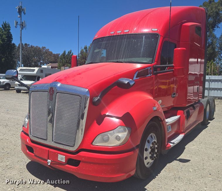 2019 Kenworth T680 semi truck - YA0572
