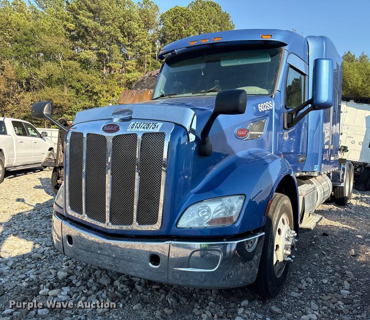 2018 Peterbilt 579 semi truck - YA0655