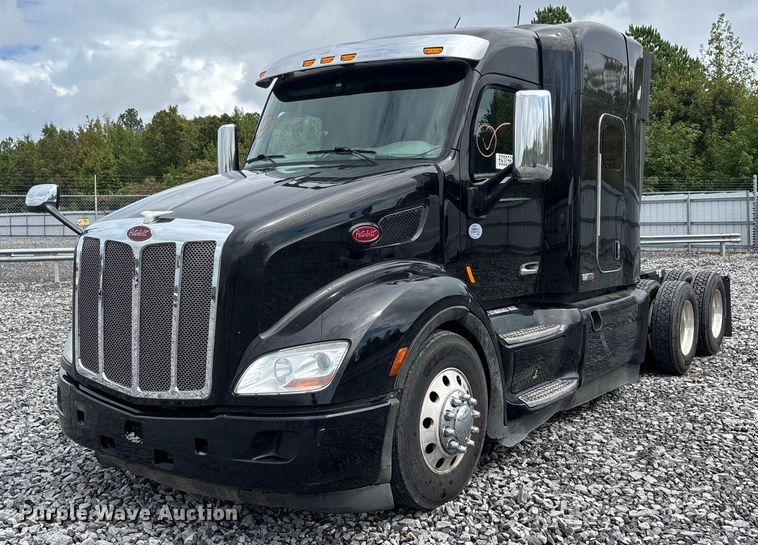 2019 Peterbilt 579 semi truck - YA0950