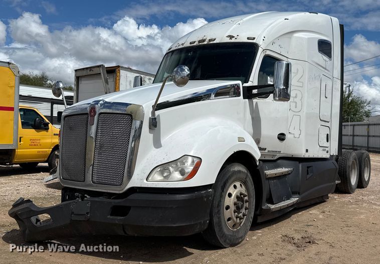 2016 Kenworth T680 semi truck - YA1016