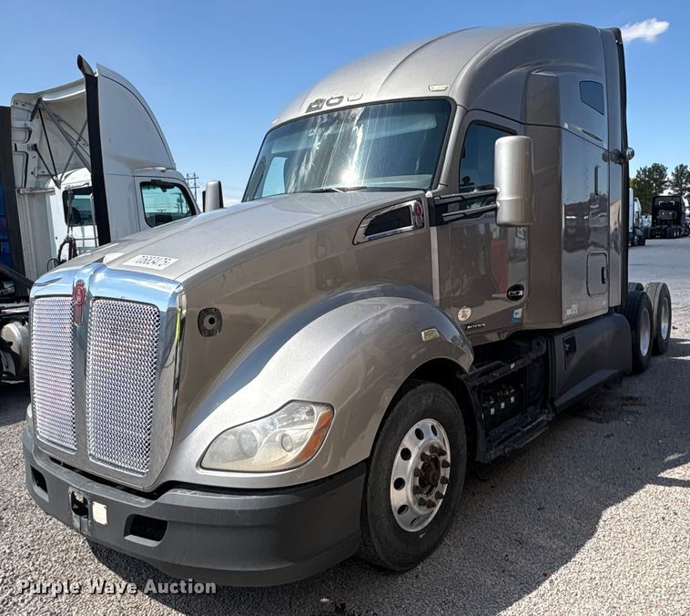 2017 Kenworth T680 semi truck - YA1025