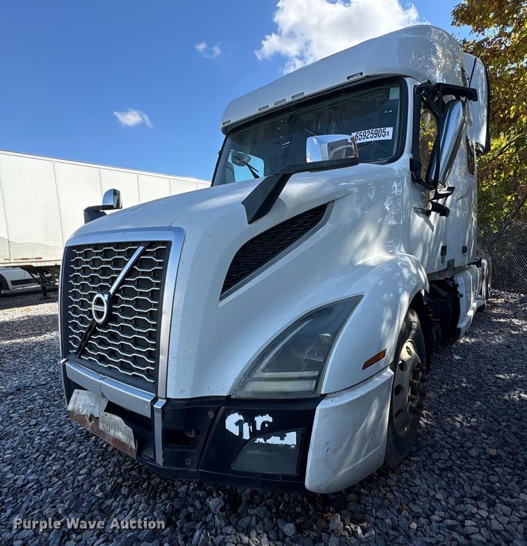 2019 Volvo VNL semi truck - YA1040