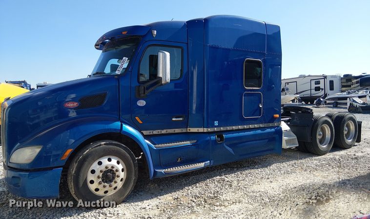 2019 Peterbilt 579 semi truck - YA1162