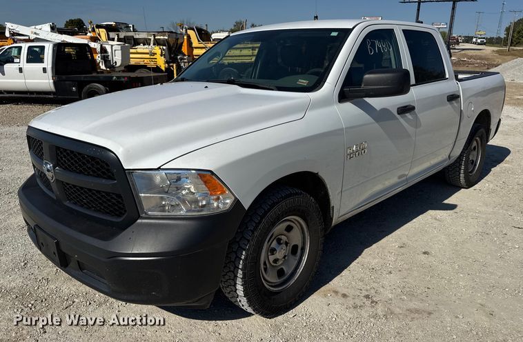 2017 RAM 1500 Crew Cab pickup truck - DO2402