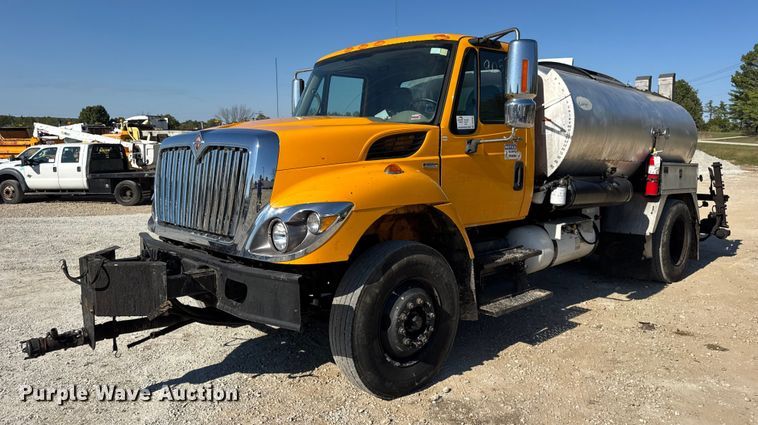 2008 International WorkStar 7300 oil distributor truck - DO2404