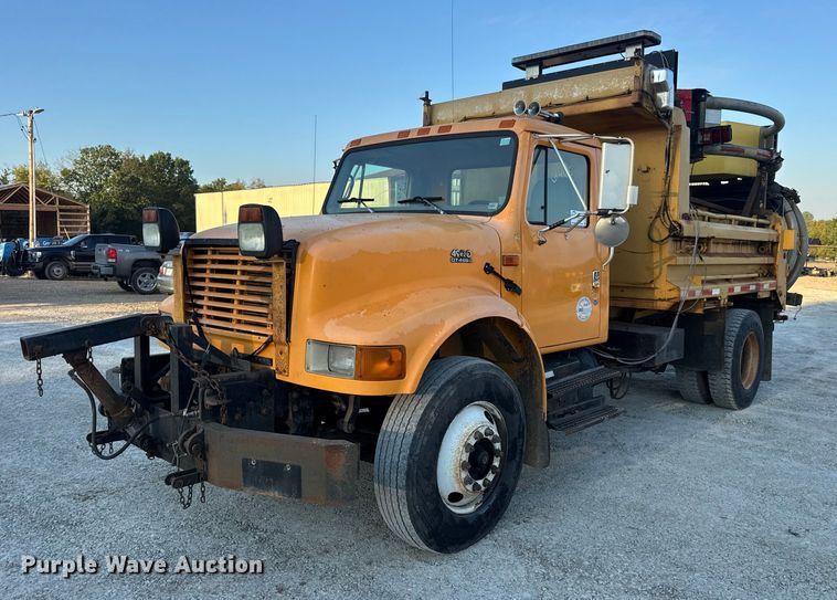 2001 International 4900 dump truck - DO2413