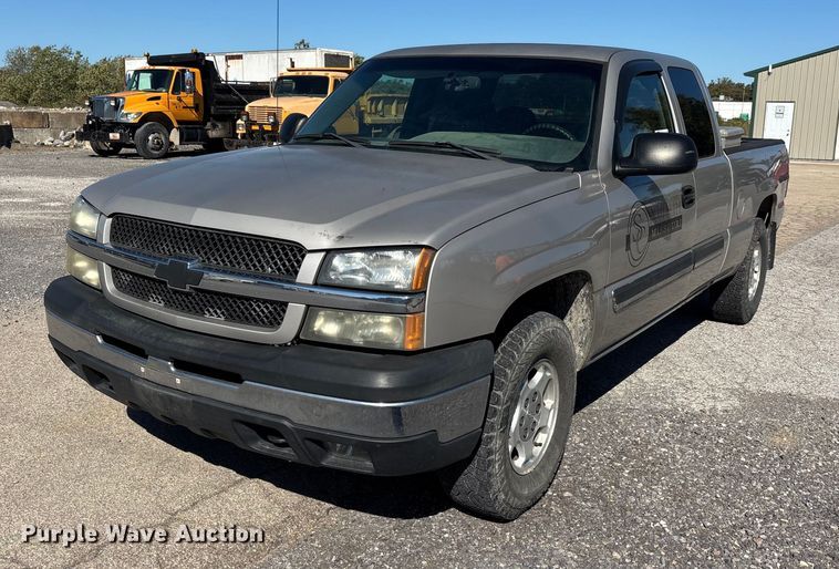 2004 Chevrolet Silverado 1500 Ext. Cab pickup truck - DU1477