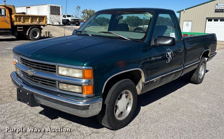 1996 Chevrolet C1500 pickup truck - DU1481