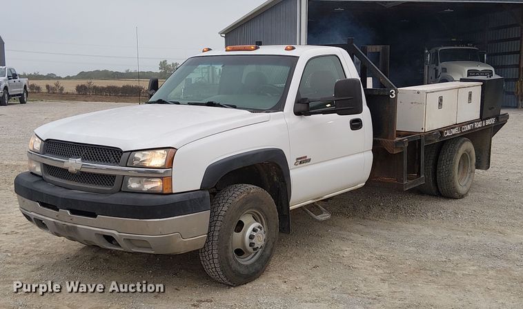 2003 Chevrolet Silverado 3500 flatbed pickup truck - DU3606