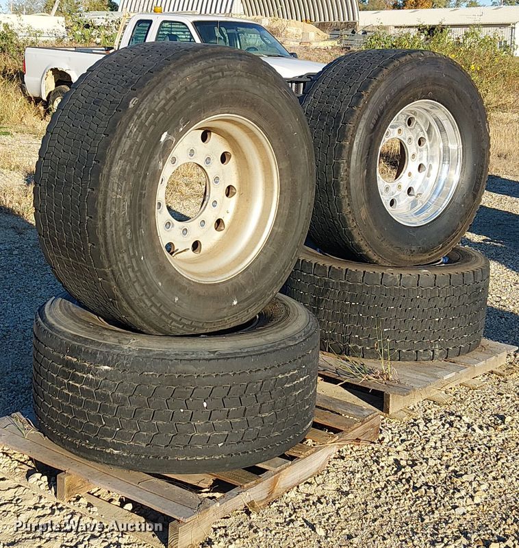 (4) Michelin 455/55R22.5 tires and wheels - DU3652