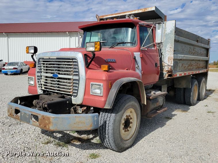 1995 Ford L9000 dump truck - DX6463