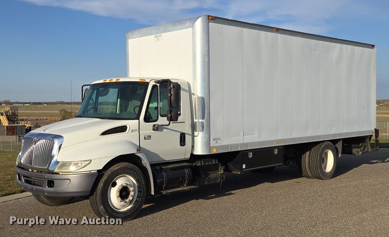 2004 International 4300 box truck - DY1459