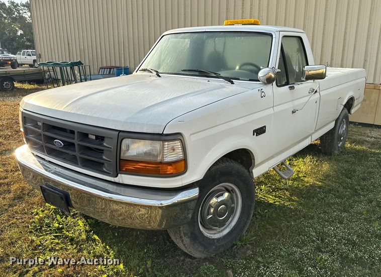 1995 Ford F250 XL pickup truck - DY8282