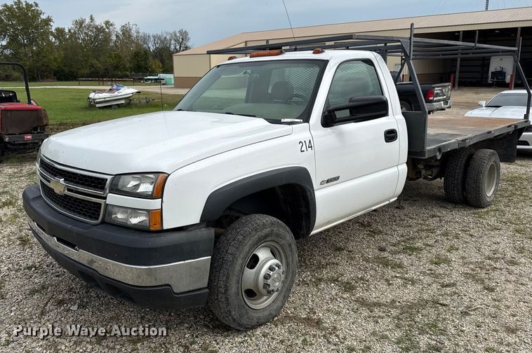 2006 Chevrolet Silverado 3500 flatbed pickup truck - DY8304
