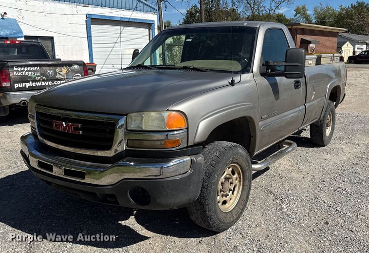 2003 GMC Sierra 2500HD pickup truck - DY8315