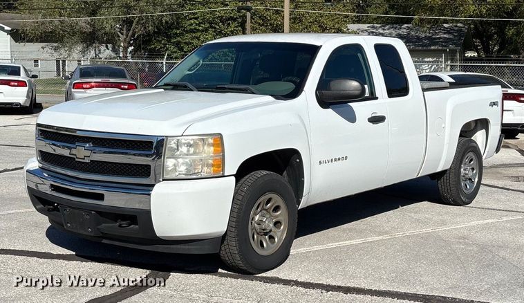 2011 Chevrolet Silverado 1500 Ext. Cab pickup truck - ED2319