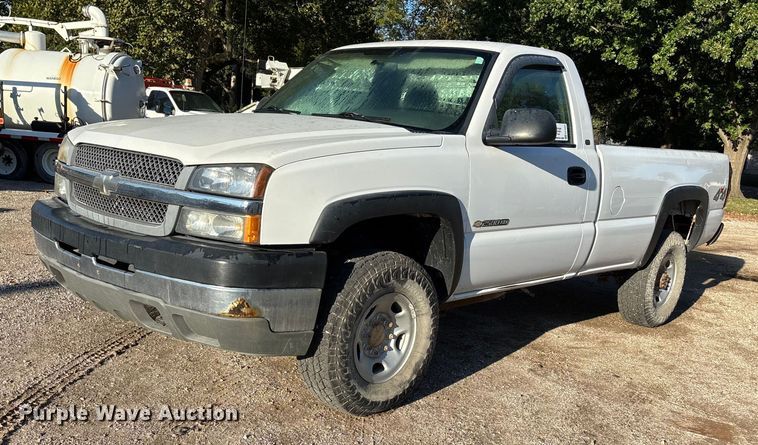2004 Chevrolet Silverado 2500HD pickup truck - EE4064