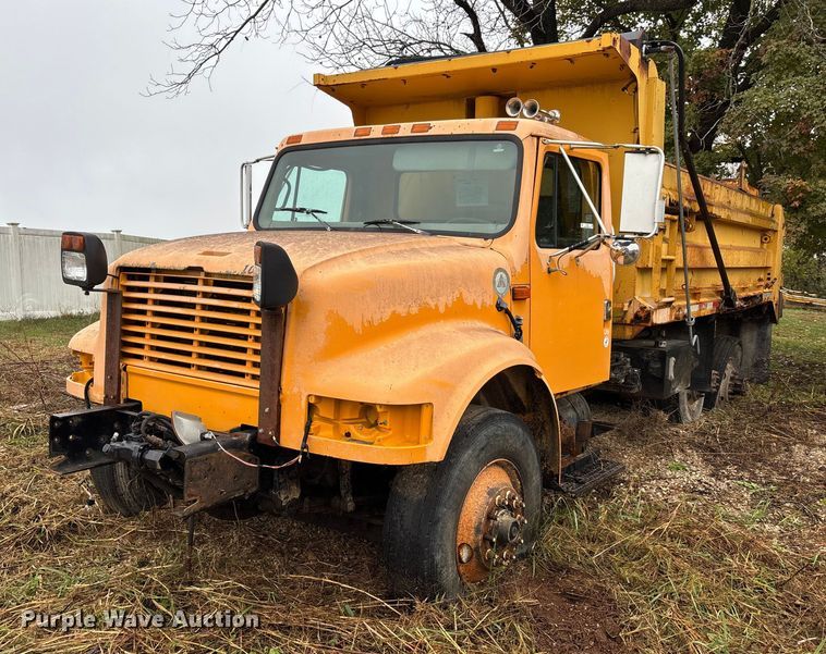 1999 International 4900 dump truck - EJ7687