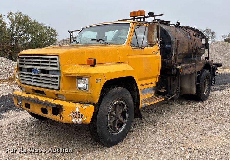 1985 Ford F800 oil distributor truck - EJ7691