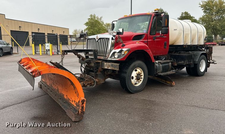 2010 International 7400 hook lift truck - EL0030
