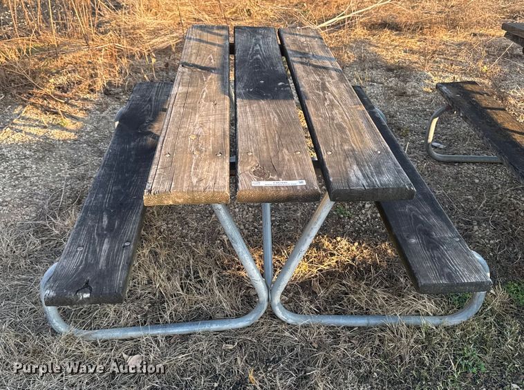(16) picnic tables - EM2440