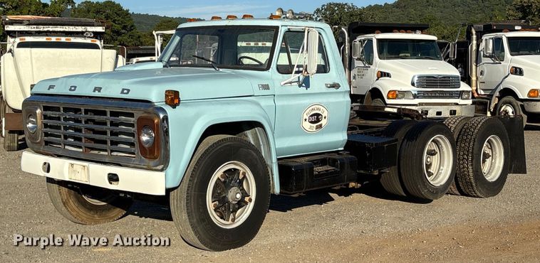 1979 Ford F700 semi truck - ET7105