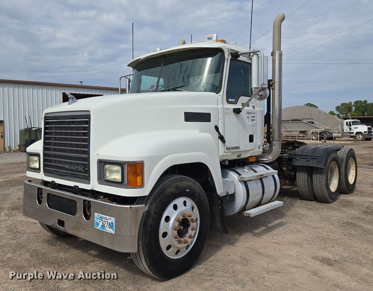 2009 Mack Pinnacle CHU613 semi truck - EU3870