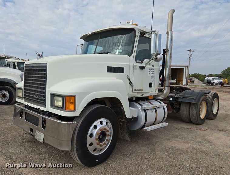 2009 Mack Pinnacle CHU613 semi truck - EU3871