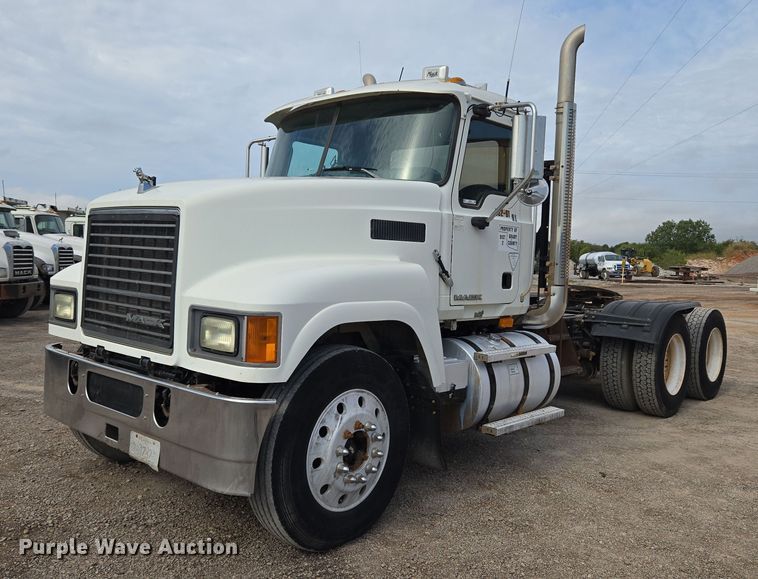 2009 Mack Pinnacle CHU613 semi truck - EU3872