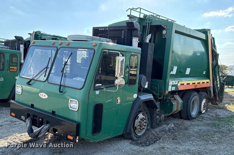 2015 Crane Carrier Low Entry refuse truck - EU5130