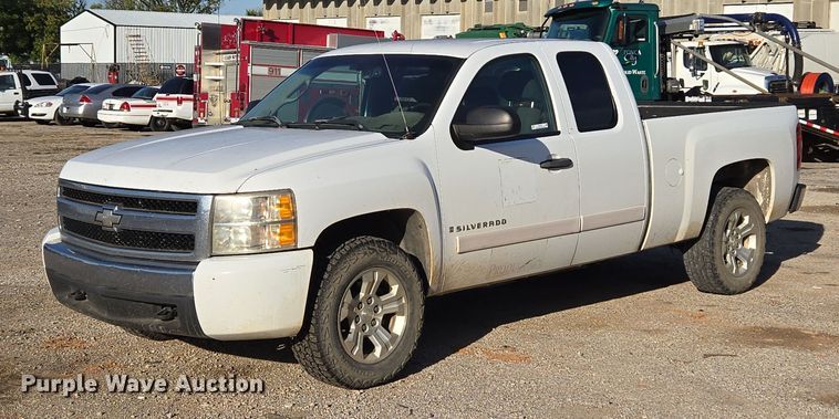 2007 Chevrolet Silverado 1500 Ext. Cab pickup truck - EU5140