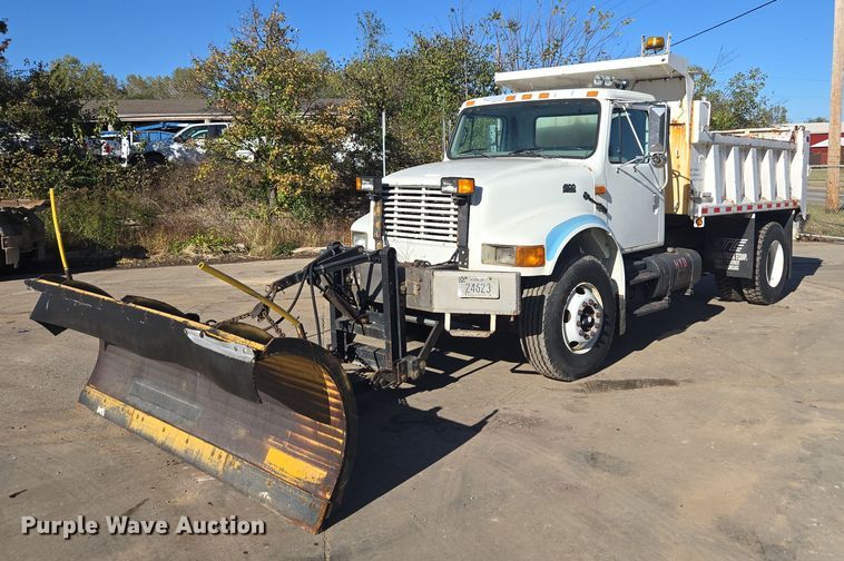 2002 International 4900 dump truck - EV5423