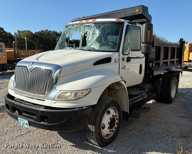 2007 International 4400 dump truck - IE9242