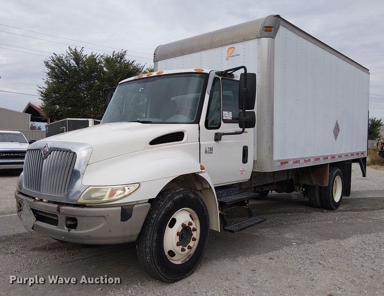 2003 International 4200 box truck - DJ7868