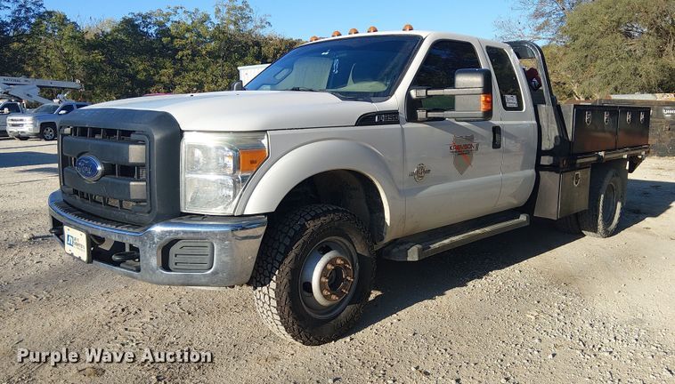2016 Ford F350 Super Duty SuperCab flatbed pickup truck - DJ7903