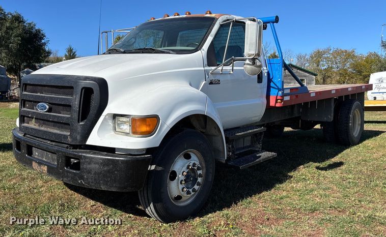 2004 Ford F650 flatbed truck - DK0039