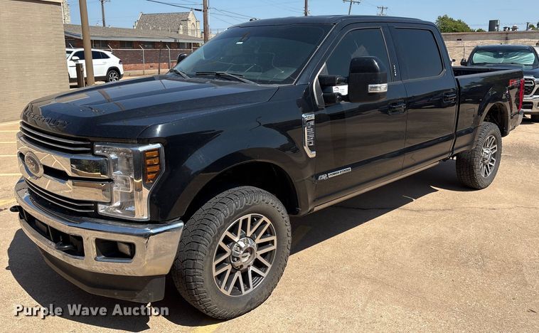 2018 Ford F250 Super Duty Crew Cab pickup truck - DO1205