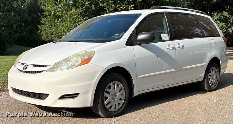 2008 Toyota Sienna van - DT3339