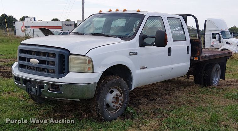 2006 Ford F350 Super Duty Crew Cab flatbed pickup truck - DU3628