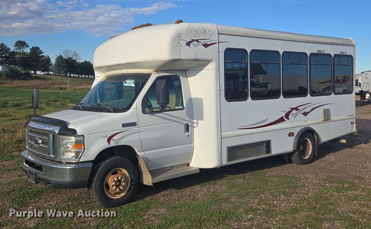 2008 Ford Starcraft shuttle bus - DY1378