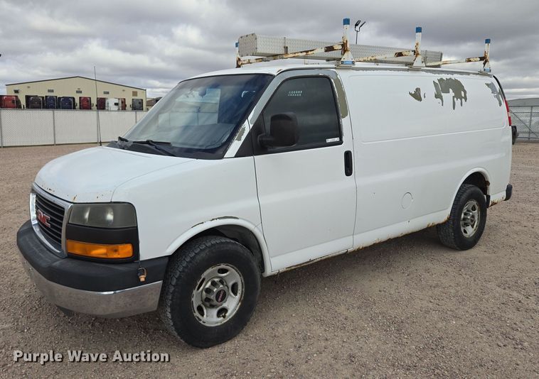 2011 GMC Savana 2500 van - DY1429