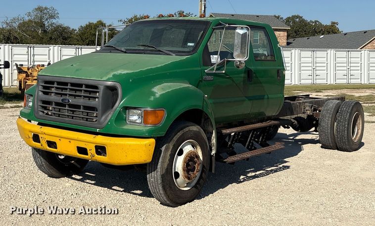 2002 Ford F650 Crew Cab truck cab and chassis - EA7595