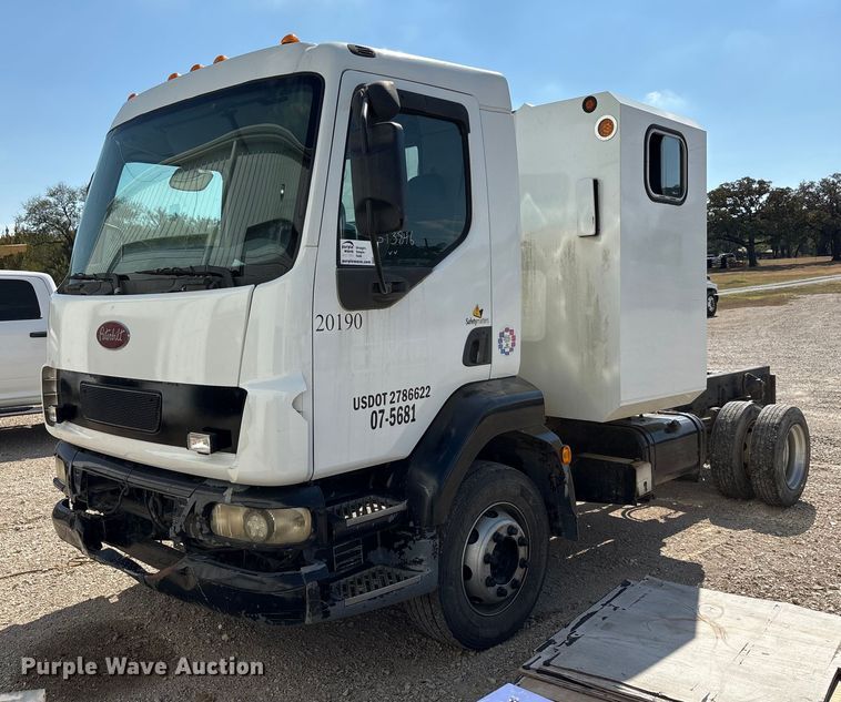 2007 Peterbuilt 200 truck cab and chassis - EA7598