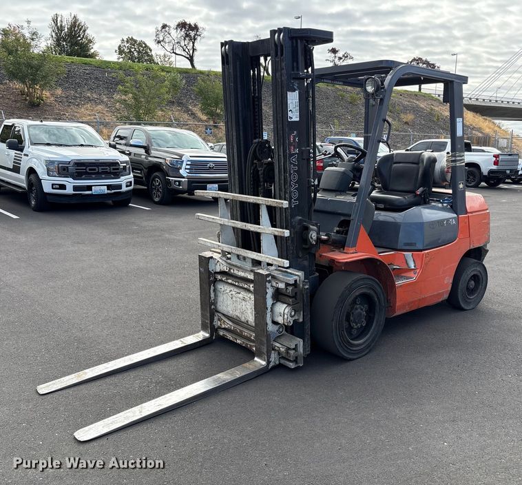 2006 Toyota 7FGU30 forklift - EC8092
