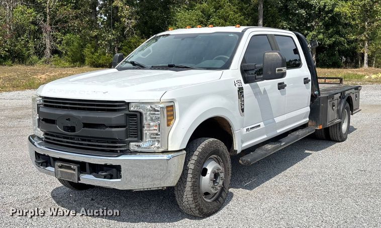 2019 Ford F350 Super Duty Crew Cab flatbed pickup truck - ED2230