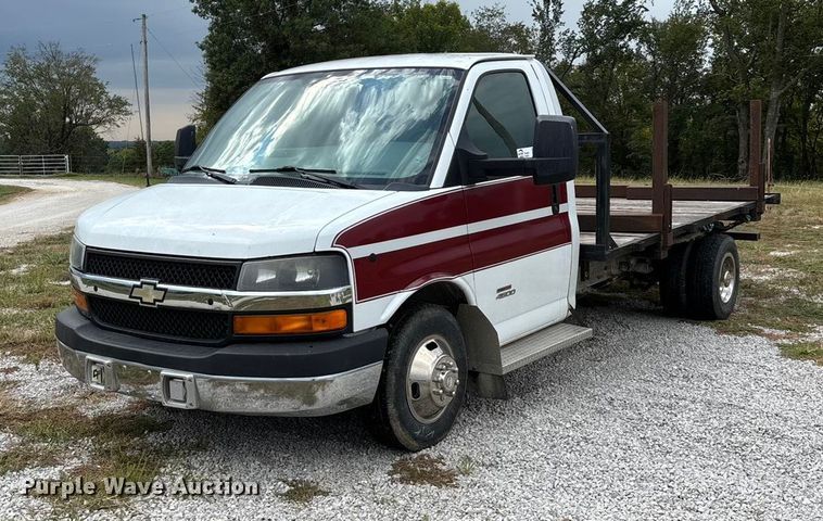 2012 Chevrolet Express 4500 flatbed van - ED2288